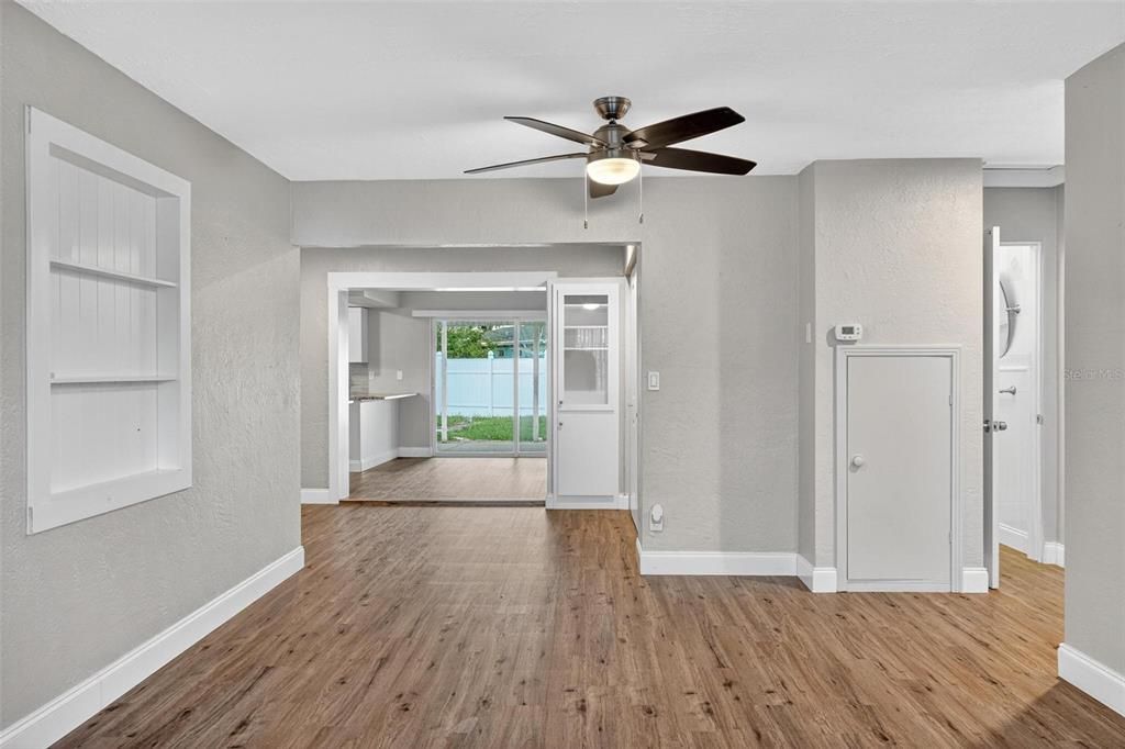 合同活跃: $325,000 (3 贝兹, 2 浴室, 1143 平方英尺)