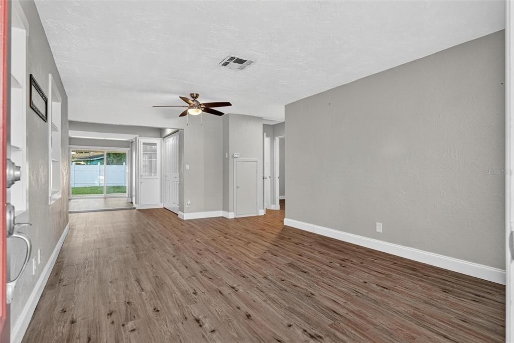 合同活跃: $325,000 (3 贝兹, 2 浴室, 1143 平方英尺)