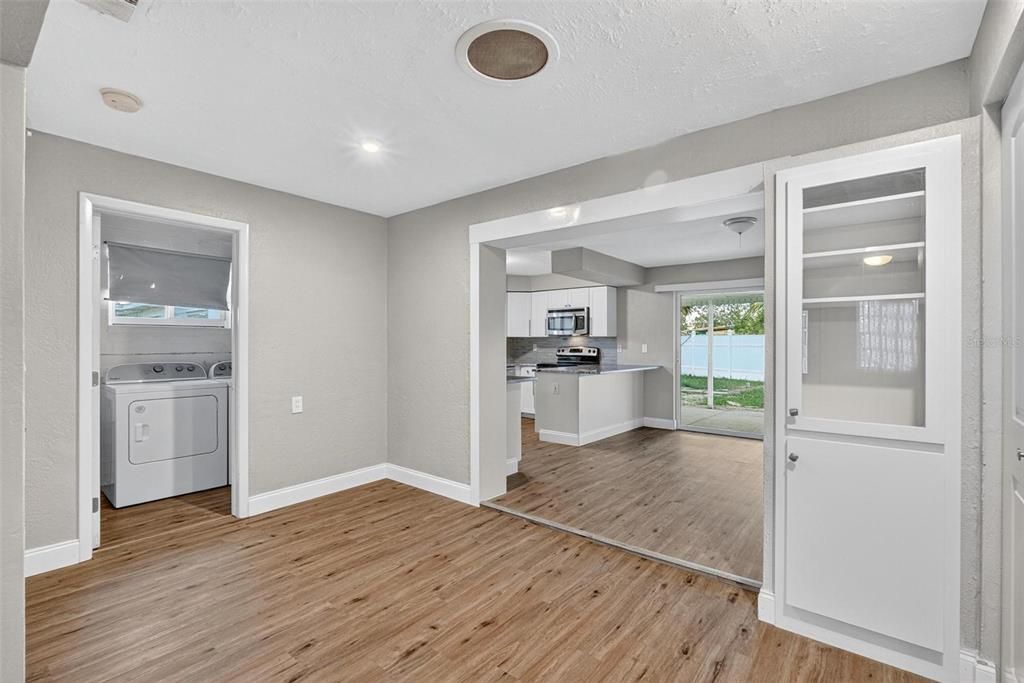 合同活跃: $325,000 (3 贝兹, 2 浴室, 1143 平方英尺)