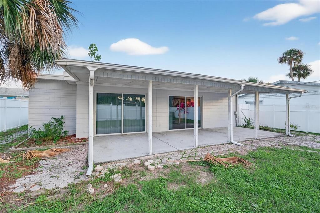 合同活跃: $325,000 (3 贝兹, 2 浴室, 1143 平方英尺)