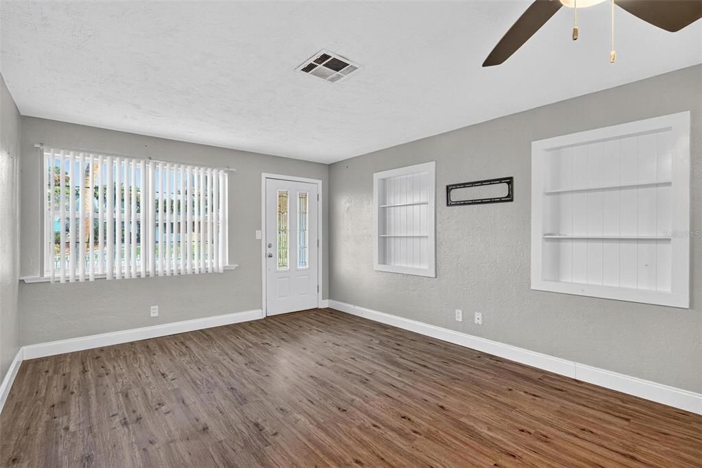 合同活跃: $325,000 (3 贝兹, 2 浴室, 1143 平方英尺)