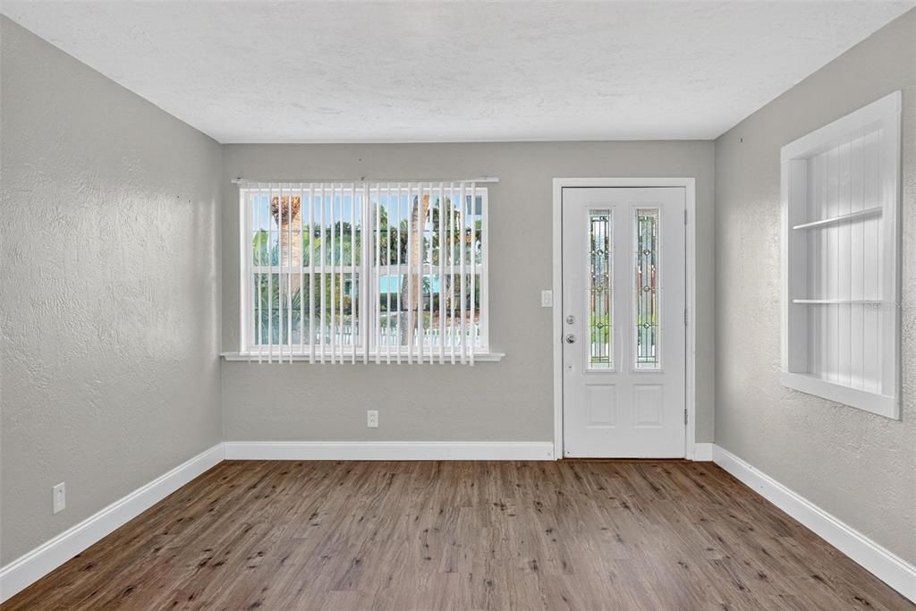 合同活跃: $325,000 (3 贝兹, 2 浴室, 1143 平方英尺)