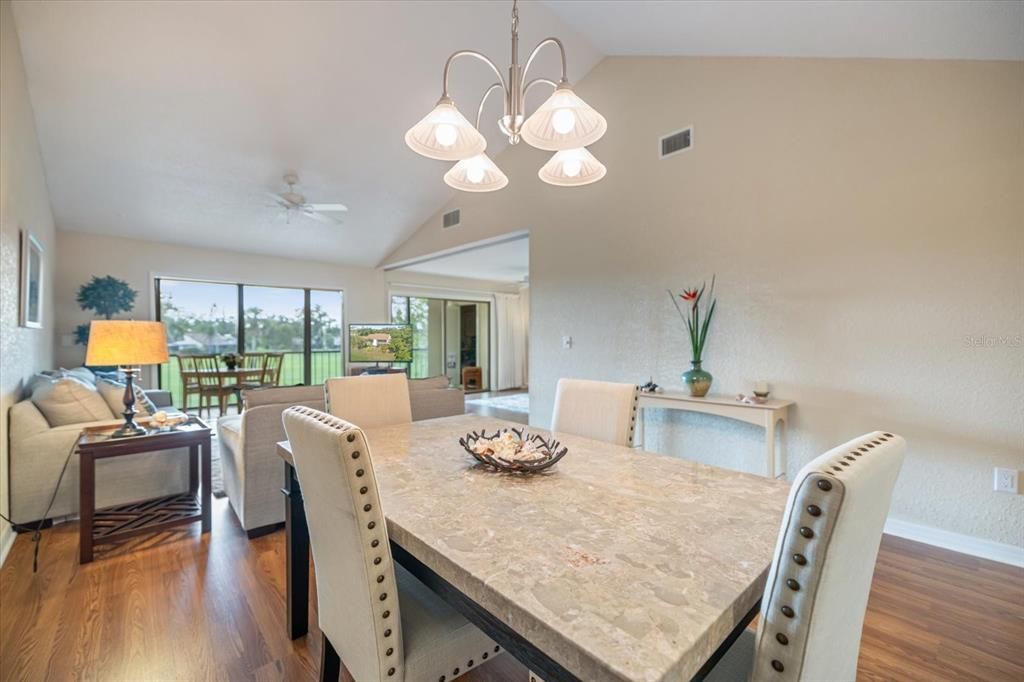 待售: $239,900 (2 贝兹, 2 浴室, 1284 平方英尺)