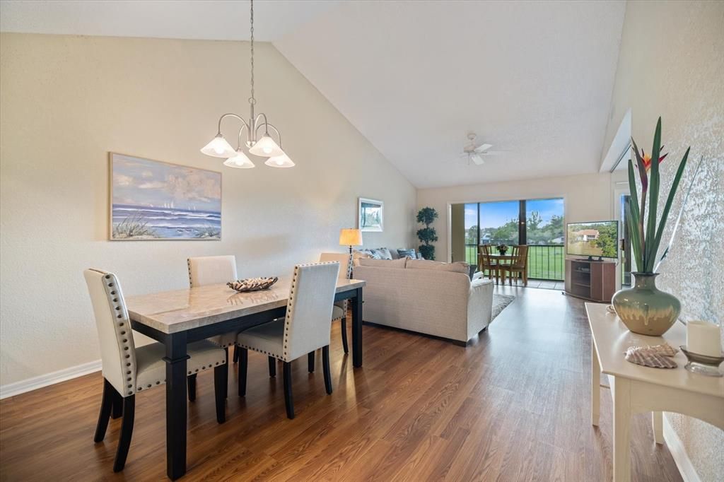 待售: $239,900 (2 贝兹, 2 浴室, 1284 平方英尺)