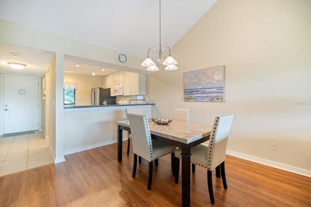 待售: $239,900 (2 贝兹, 2 浴室, 1284 平方英尺)