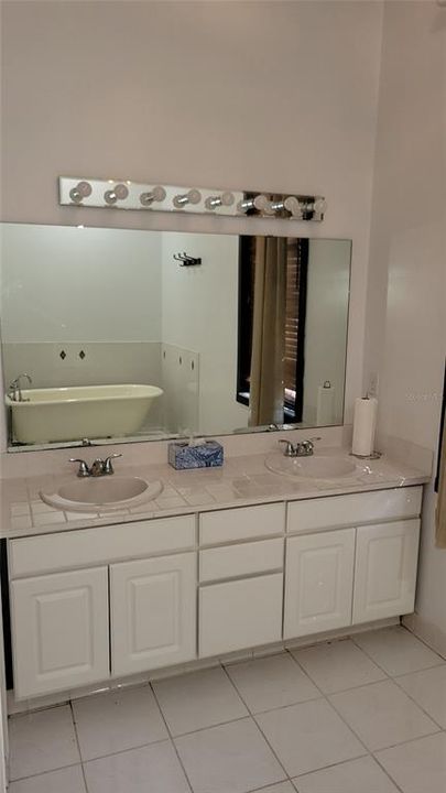 待售: $385,000 (3 贝兹, 2 浴室, 2400 平方英尺)