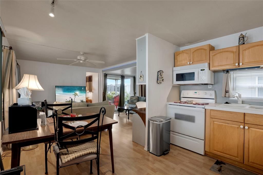 На продажу: $120,000 (2 спален, 2 ванн, 780 Квадратных фут)