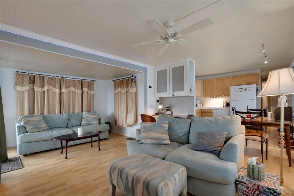 На продажу: $120,000 (2 спален, 2 ванн, 780 Квадратных фут)