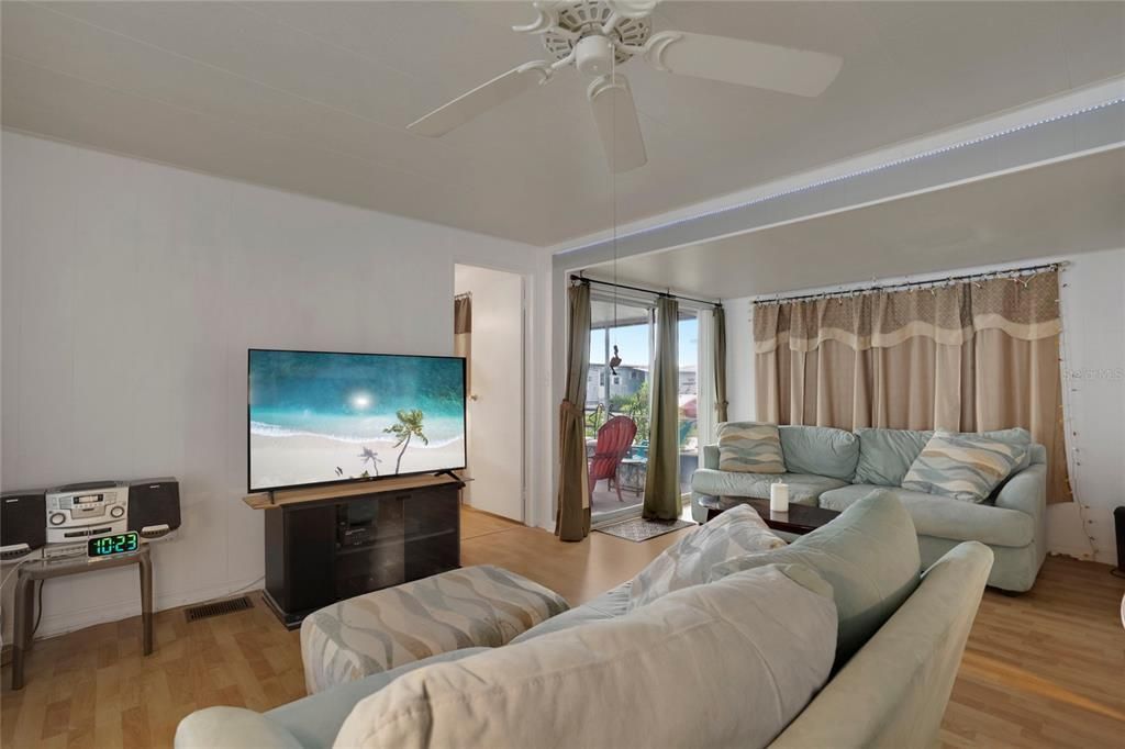 На продажу: $120,000 (2 спален, 2 ванн, 780 Квадратных фут)