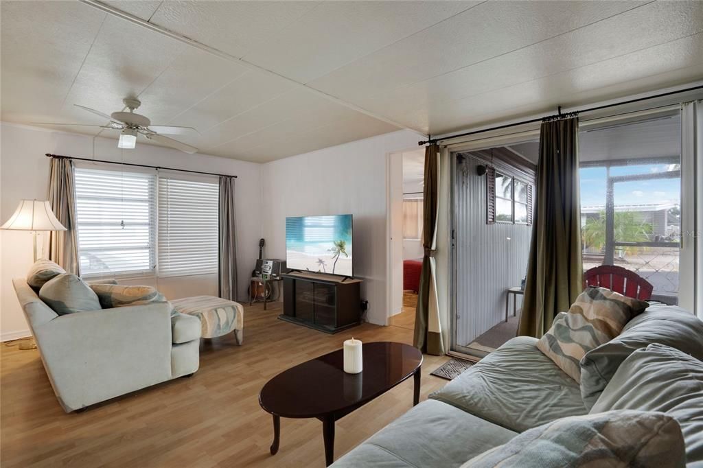 На продажу: $120,000 (2 спален, 2 ванн, 780 Квадратных фут)