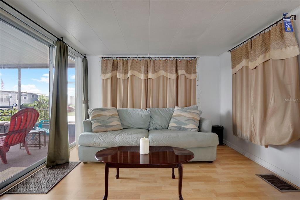 На продажу: $120,000 (2 спален, 2 ванн, 780 Квадратных фут)