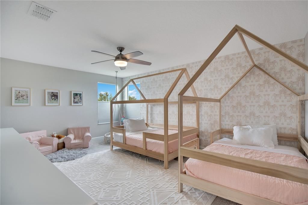 合同活跃: $779,000 (5 贝兹, 3 浴室, 3956 平方英尺)