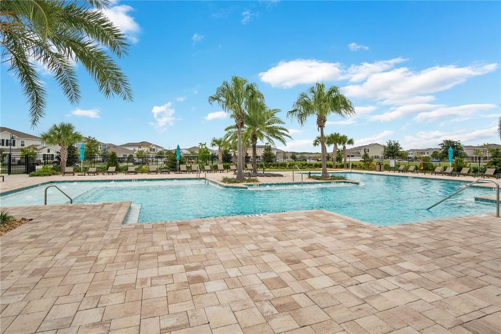 合同活跃: $779,000 (5 贝兹, 3 浴室, 3956 平方英尺)