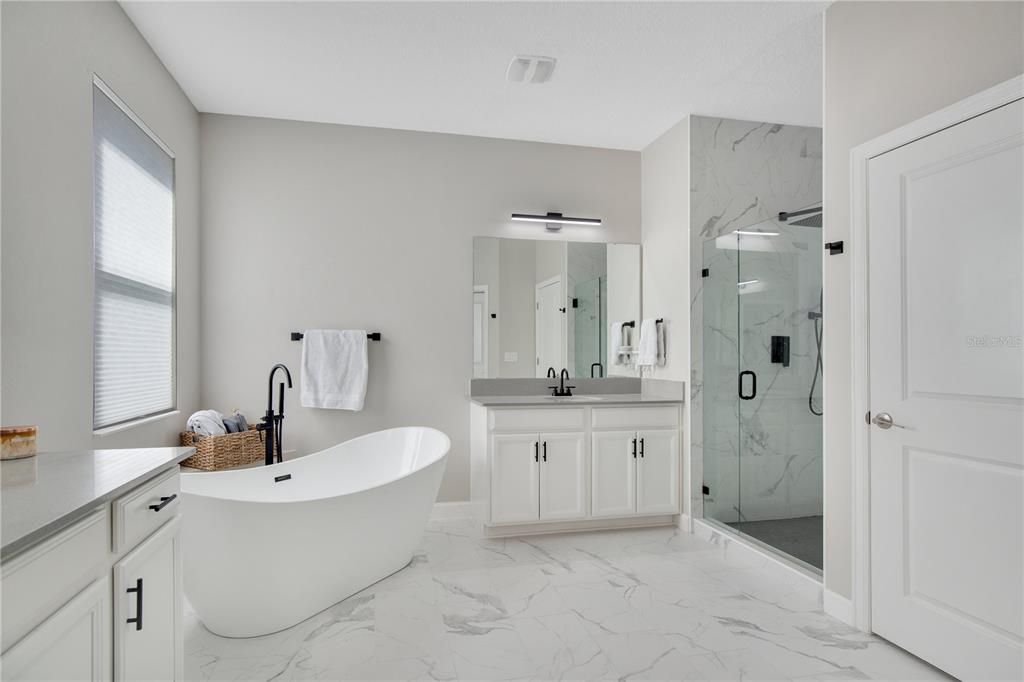 合同活跃: $779,000 (5 贝兹, 3 浴室, 3956 平方英尺)