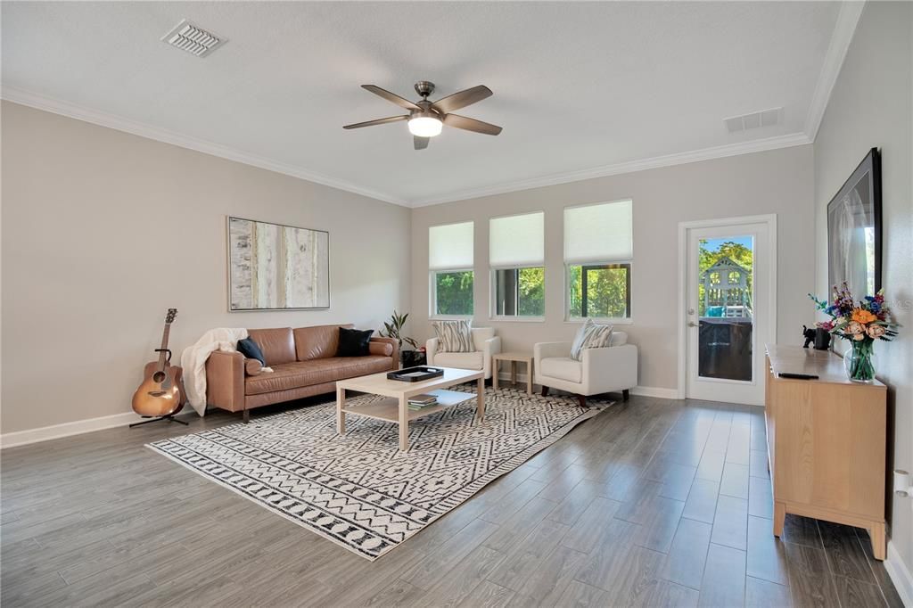 合同活跃: $779,000 (5 贝兹, 3 浴室, 3956 平方英尺)