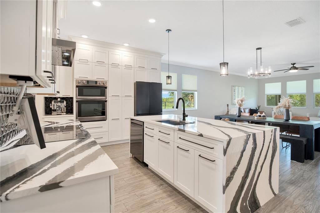 合同活跃: $779,000 (5 贝兹, 3 浴室, 3956 平方英尺)