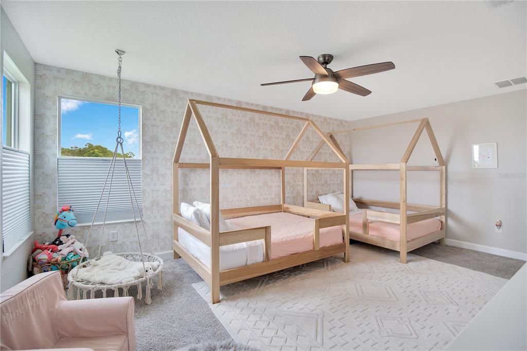 合同活跃: $779,000 (5 贝兹, 3 浴室, 3956 平方英尺)