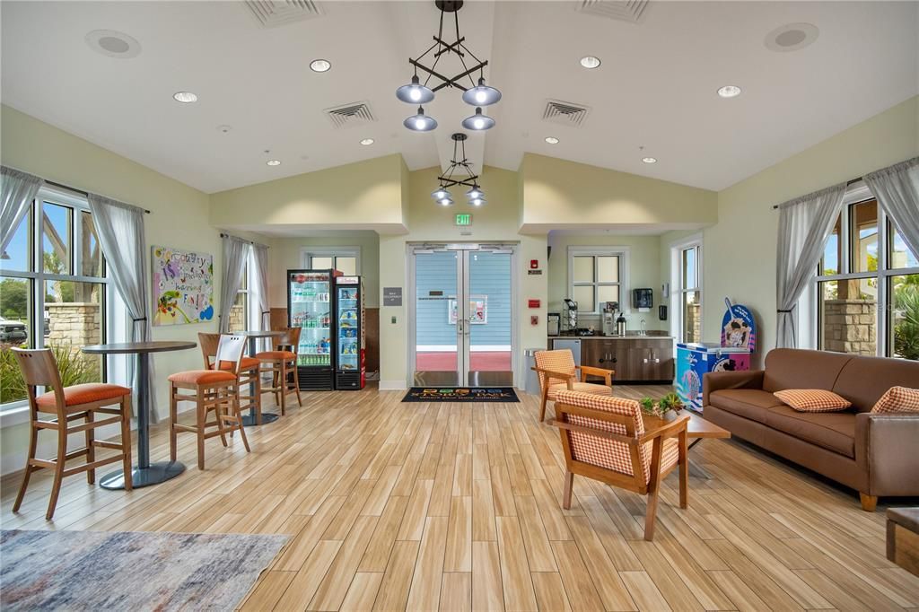 合同活跃: $779,000 (5 贝兹, 3 浴室, 3956 平方英尺)