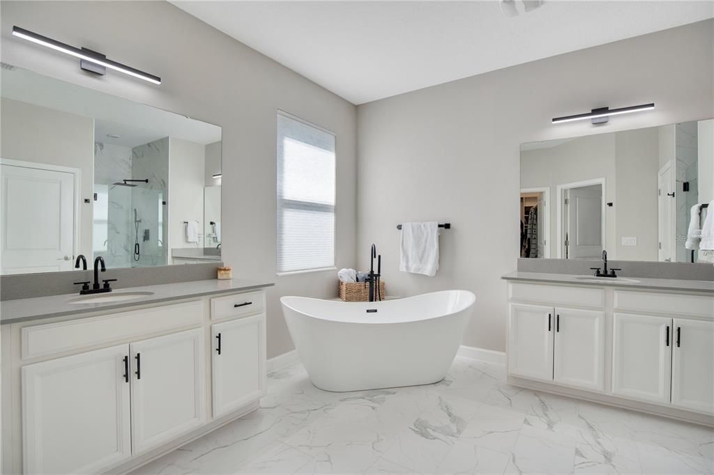 合同活跃: $779,000 (5 贝兹, 3 浴室, 3956 平方英尺)