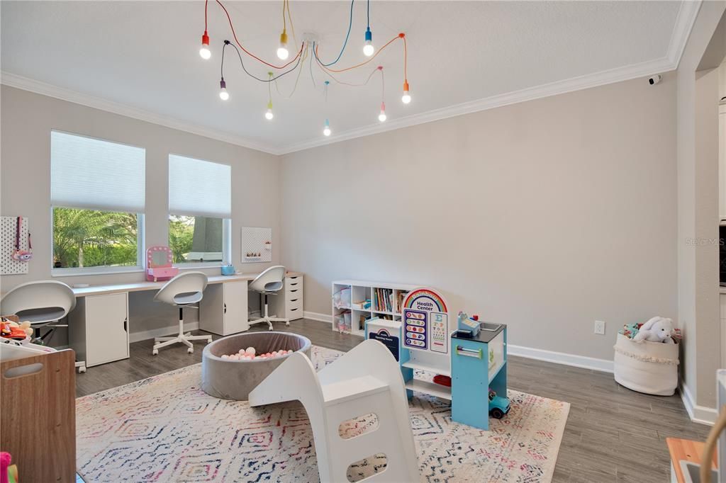 合同活跃: $779,000 (5 贝兹, 3 浴室, 3956 平方英尺)