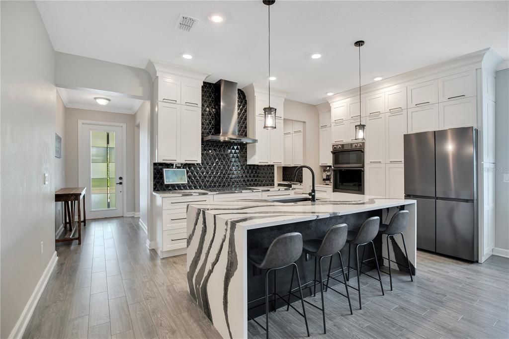 合同活跃: $779,000 (5 贝兹, 3 浴室, 3956 平方英尺)