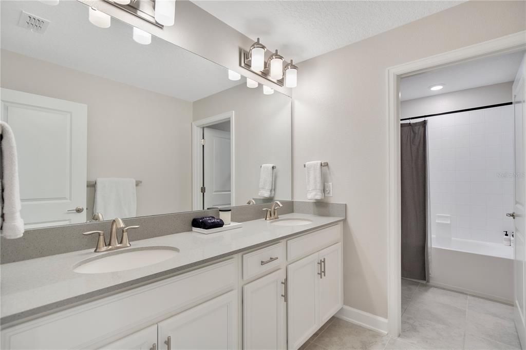 合同活跃: $779,000 (5 贝兹, 3 浴室, 3956 平方英尺)