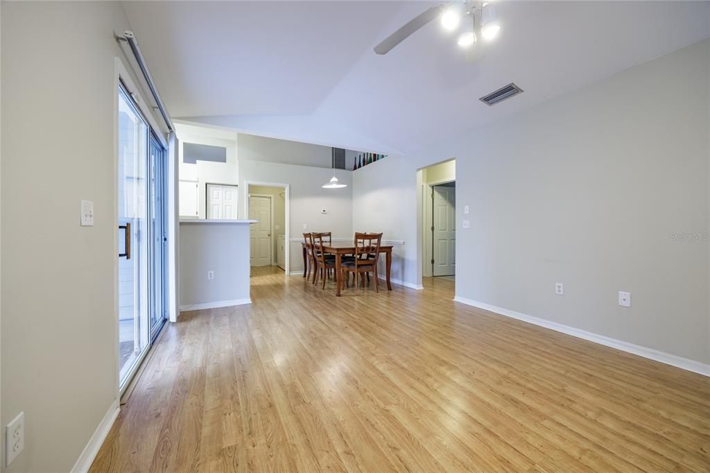 合同活跃: $349,900 (3 贝兹, 2 浴室, 1492 平方英尺)