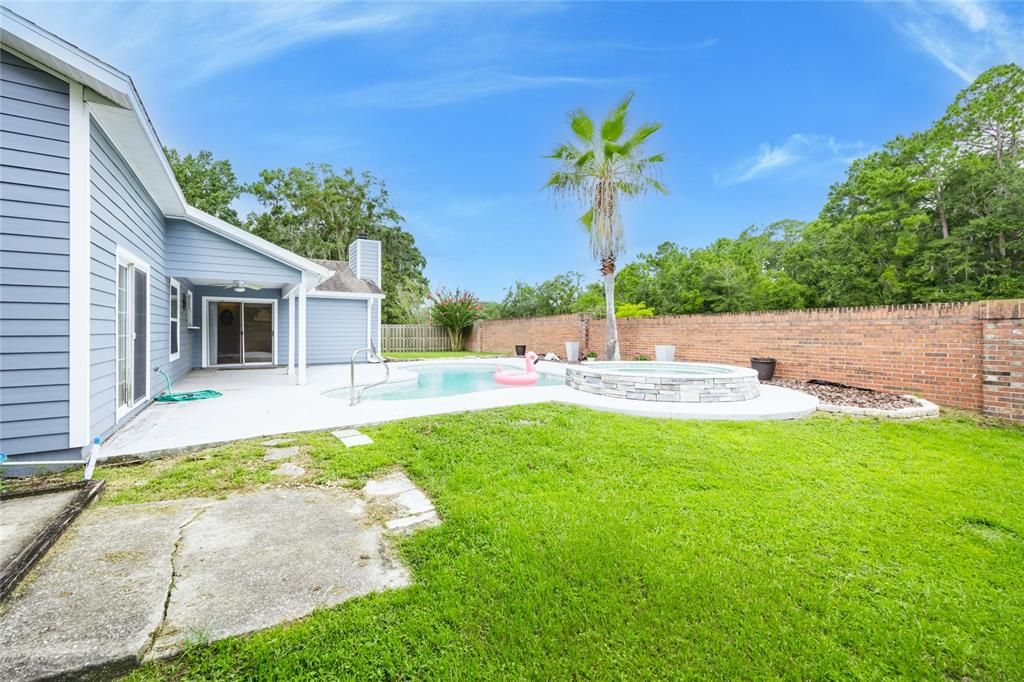 合同活跃: $349,900 (3 贝兹, 2 浴室, 1492 平方英尺)