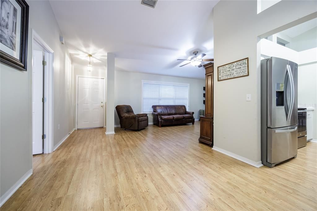 合同活跃: $349,900 (3 贝兹, 2 浴室, 1492 平方英尺)