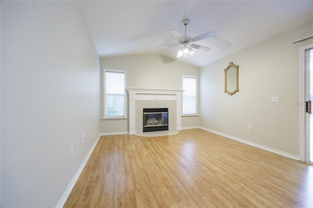 合同活跃: $349,900 (3 贝兹, 2 浴室, 1492 平方英尺)