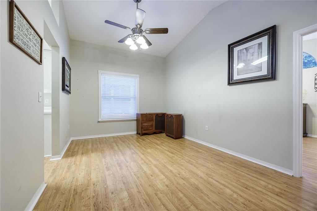 合同活跃: $349,900 (3 贝兹, 2 浴室, 1492 平方英尺)