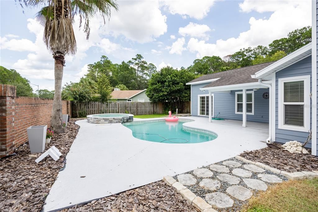 合同活跃: $349,900 (3 贝兹, 2 浴室, 1492 平方英尺)