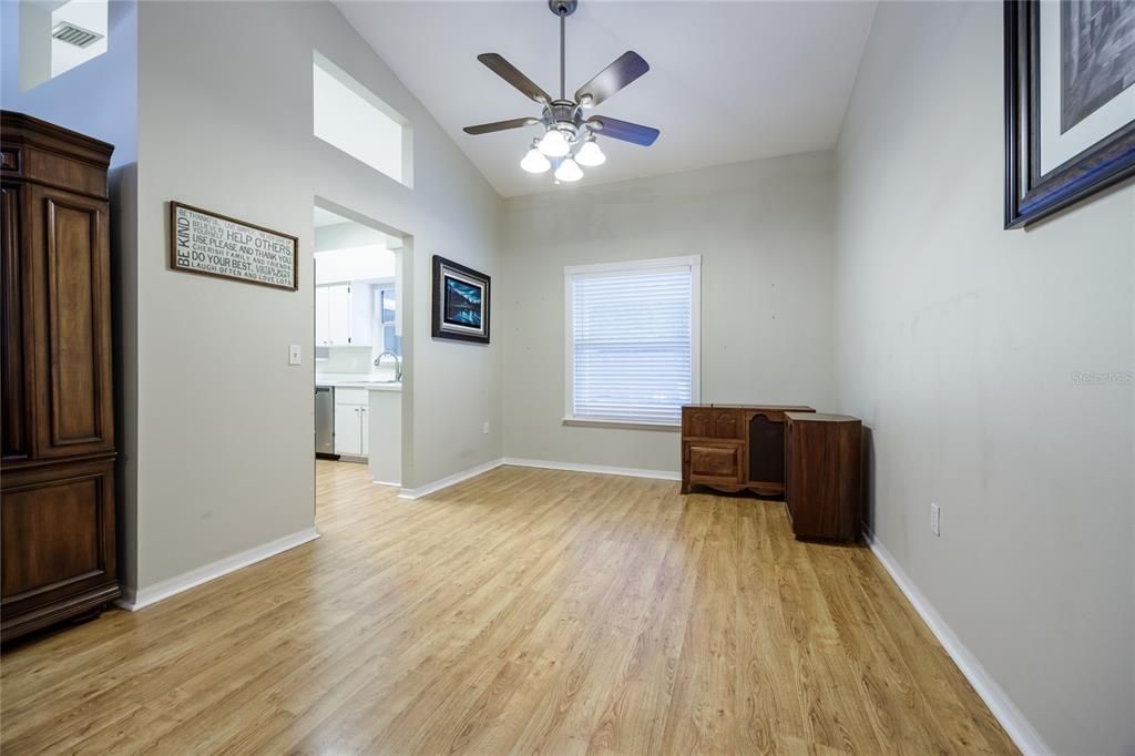 合同活跃: $349,900 (3 贝兹, 2 浴室, 1492 平方英尺)