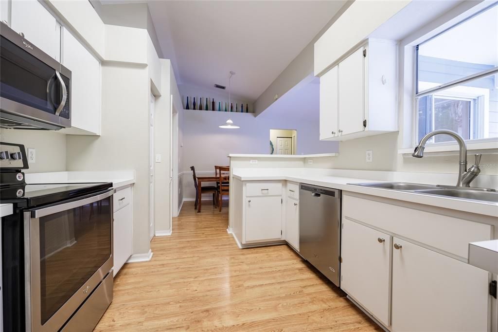 合同活跃: $349,900 (3 贝兹, 2 浴室, 1492 平方英尺)