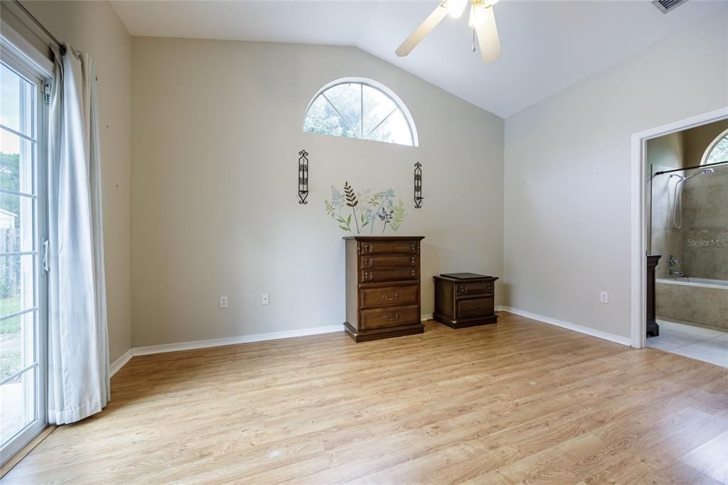 合同活跃: $349,900 (3 贝兹, 2 浴室, 1492 平方英尺)