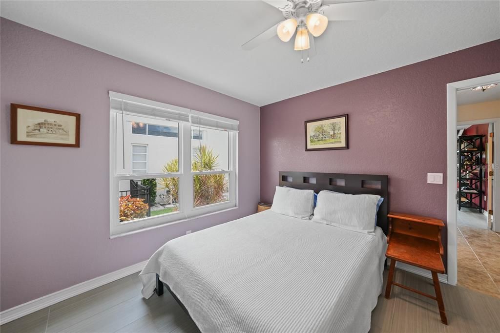 合同活跃: $599,000 (3 贝兹, 2 浴室, 2085 平方英尺)