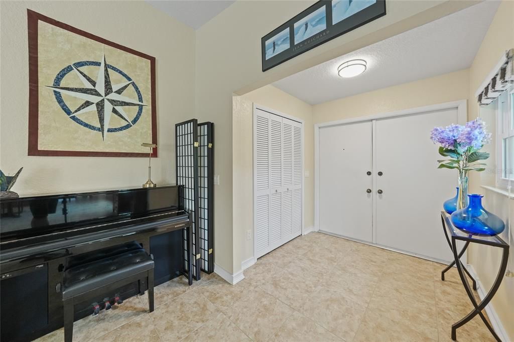 合同活跃: $599,000 (3 贝兹, 2 浴室, 2085 平方英尺)