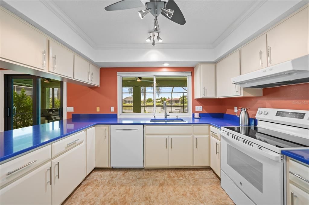 合同活跃: $599,000 (3 贝兹, 2 浴室, 2085 平方英尺)