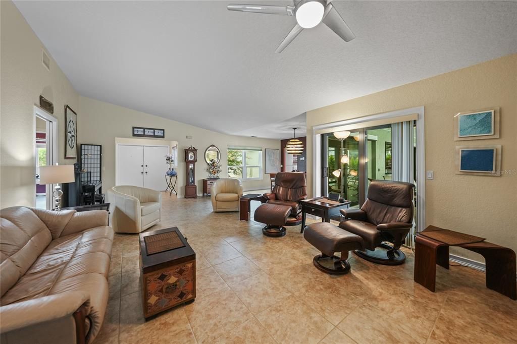 合同活跃: $599,000 (3 贝兹, 2 浴室, 2085 平方英尺)