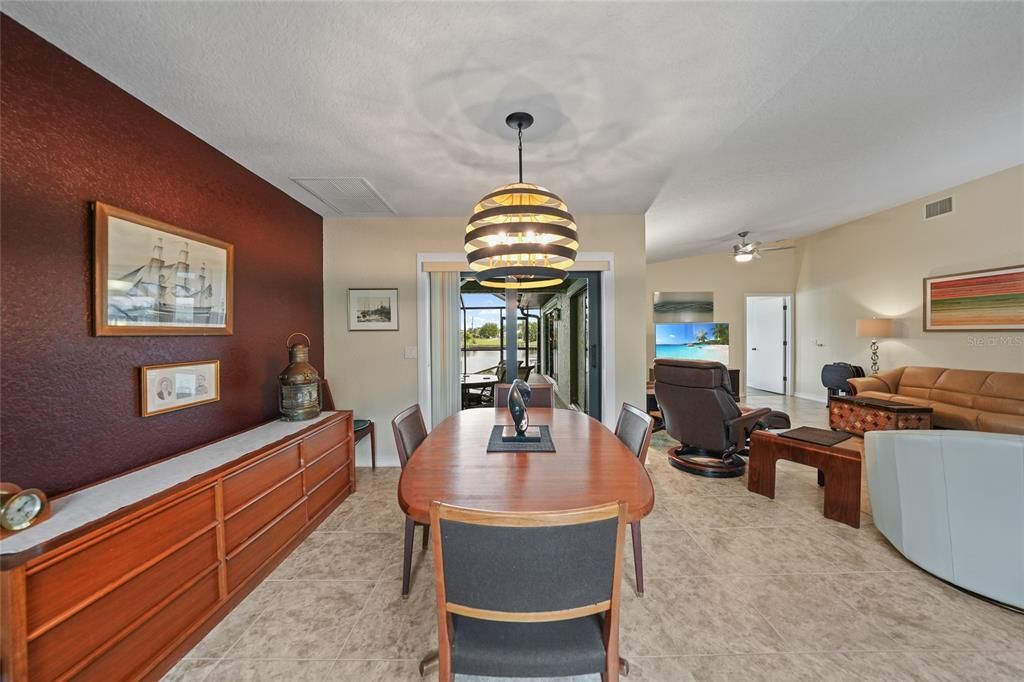 合同活跃: $599,000 (3 贝兹, 2 浴室, 2085 平方英尺)