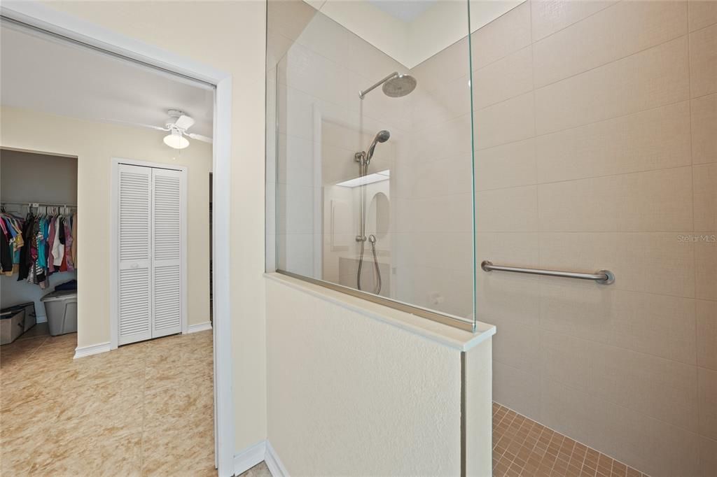 合同活跃: $599,000 (3 贝兹, 2 浴室, 2085 平方英尺)