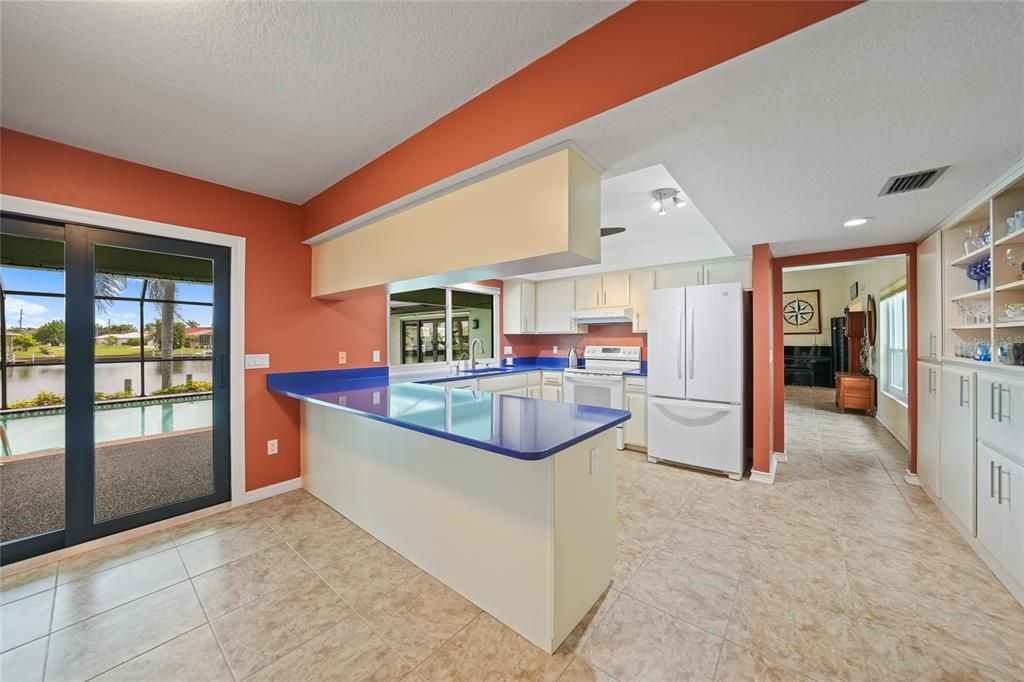 合同活跃: $599,000 (3 贝兹, 2 浴室, 2085 平方英尺)