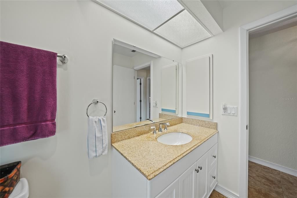 合同活跃: $599,000 (3 贝兹, 2 浴室, 2085 平方英尺)