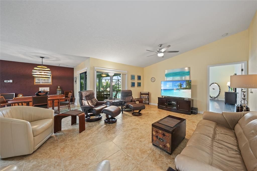 合同活跃: $599,000 (3 贝兹, 2 浴室, 2085 平方英尺)