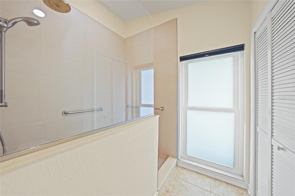 合同活跃: $599,000 (3 贝兹, 2 浴室, 2085 平方英尺)