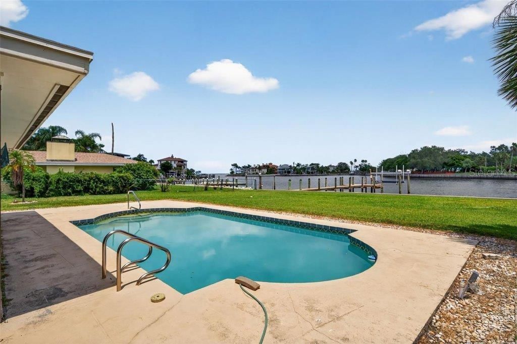 En Venta: $2,390,000 (0.38 acres)