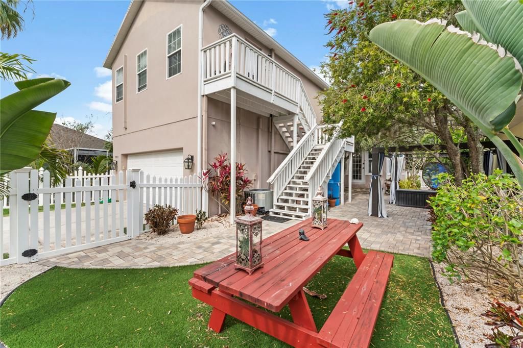 For Sale: $695,000 (6 beds, 4 baths, 3060 Square Feet)