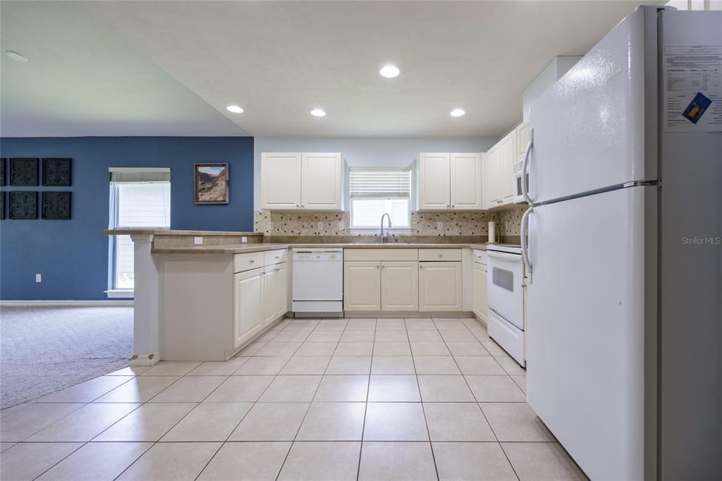 Active With Contract: $259,900 (3 beds, 2 baths, 1233 Square Feet)