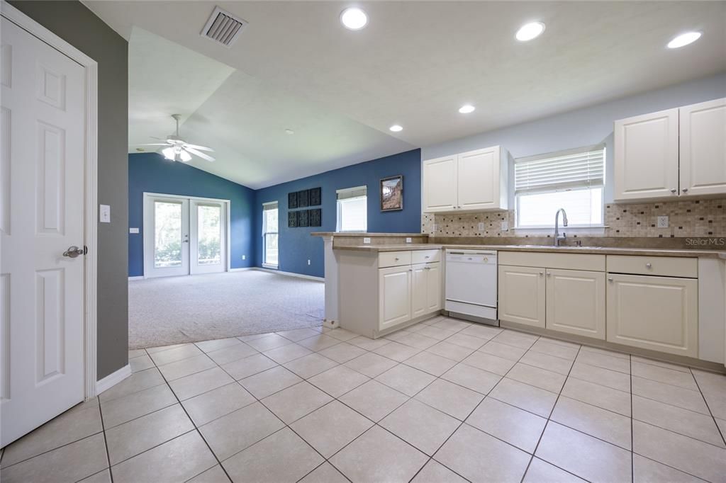 Active With Contract: $259,900 (3 beds, 2 baths, 1233 Square Feet)