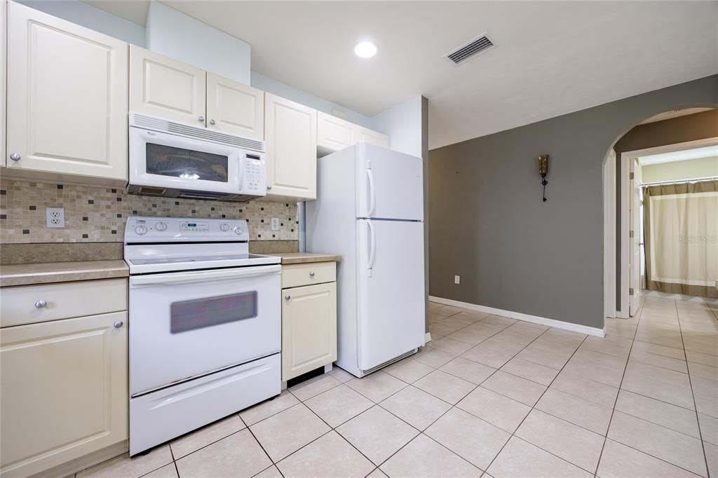 Active With Contract: $259,900 (3 beds, 2 baths, 1233 Square Feet)